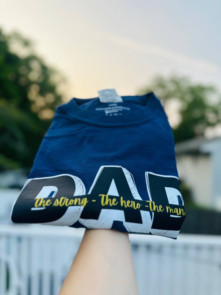 PAPPA - Den Starke💪🏻Hjälten🤺Mannen🧔🏻 för wholesale av Cloth Paper Scissors LLC