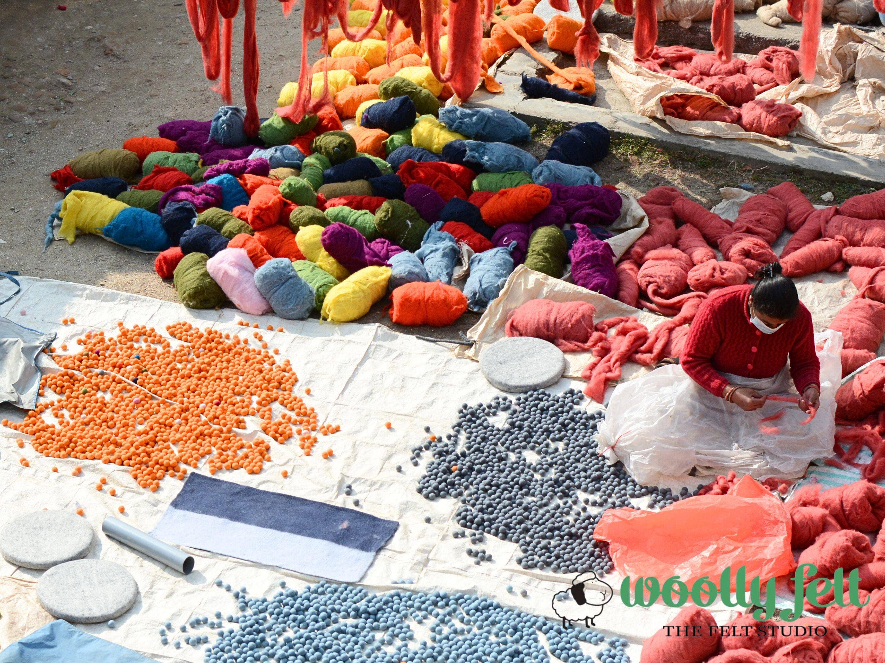 Woollyfelt - Vente Matériels de bricolage - 100 pièces de boules en laine feutrée à la main de 2 cm 100 % laine pour bricolage et décoration8