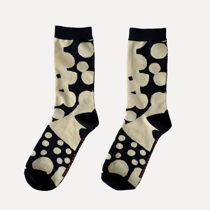 Chaussettes montantes - Dottie en noir et naturel pour la vente par Jenny Pennywood