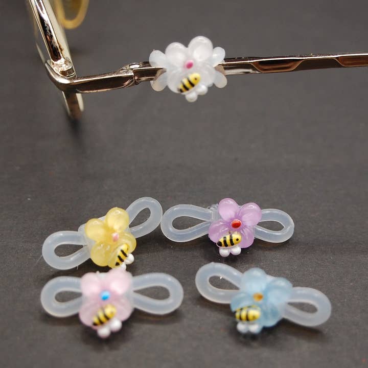 Breloque en forme de fleur avec abeille pour la vente par Www.eyeglasssesdecorations.com