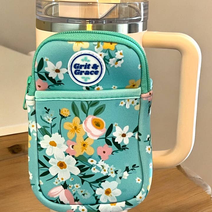 Estuche monedero para vaso «Campo de margaritas» para venta al por mayor de Grit & Grace Water Bottle Accessories