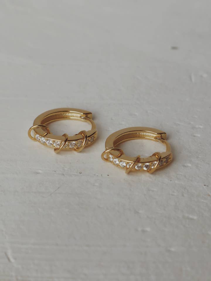 Orecchini a cerchio Huggie Bridgette per la vendita all'ingrosso da parte di Olive Branch Jewelry & Co.