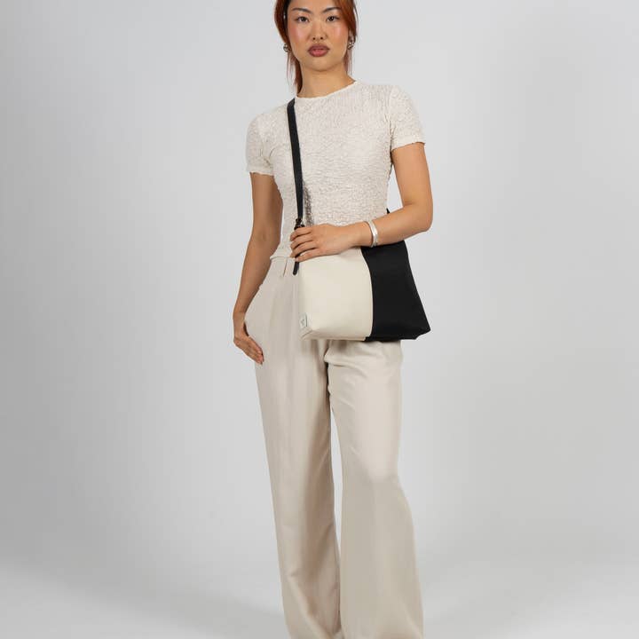 Reliée Studio – wholesale Shoulder bag – women's – Black and white WATERPROOF bag with leather strap - Bianca5