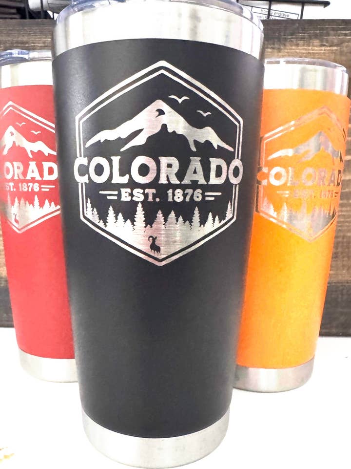 20oz Lasergraveret Termokrus | Colorado Flag | Colorado | Bjerg | Specialfremstillet Termokrus | Personliggjort for engroshandel hos Redneckbougie Co