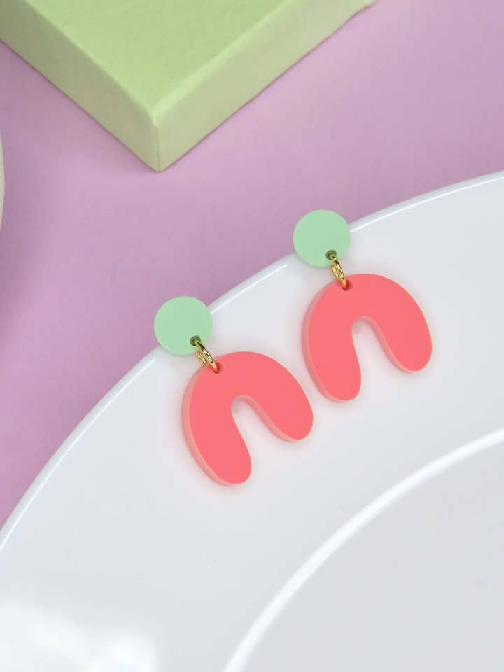 Kleine Arch Bogen Ohrringe in hellgrün erdbeer für den Großhandel von Niemalsmehrohne