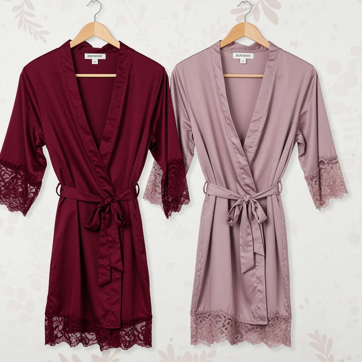 The Blissful - Vente Peignoir – femme - Robe en dentelle satinée pour demoiselle d'honneur Getting Ready Outfits1