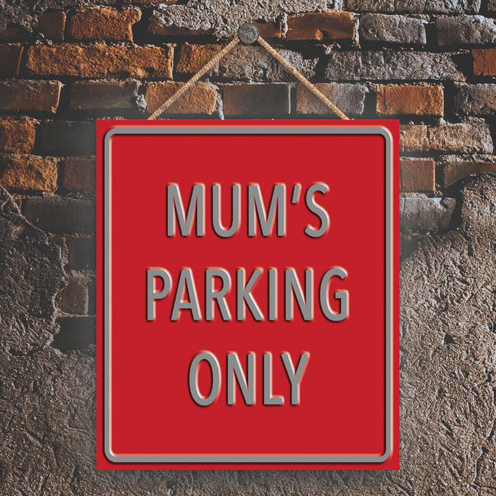 Plaque à suspendre rouge « Mum's Parking Only » réservée pour la vente par Vivid Squid Wholesale