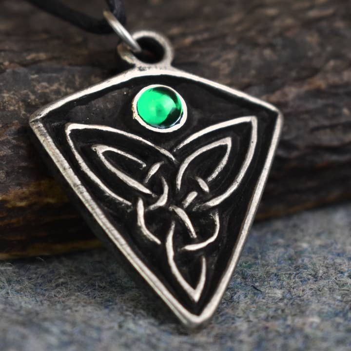 St Ninian's Knot Celtic Pendant - Green Stone for wholesale by Asgard