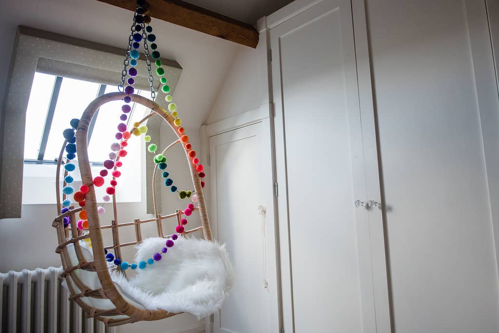 PomPom Galore - Wholesale Slingers - Regenboog slinger met pompons in verschillende kleuren2