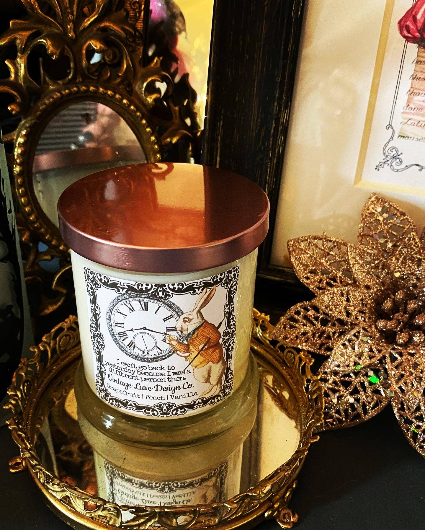 Vintage Luxe Design Co. - Vente Bougie en bocal - Bougie en cire de soja Alice au pays des merveilles 10 oz - Lapin blanc fantaisiste5