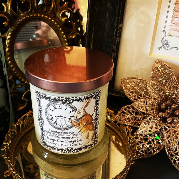 Vintage Luxe Design Co. - Vente Bougie en bocal - Bougie en cire de soja Alice au pays des merveilles 10 oz - Lapin blanc fantaisiste5