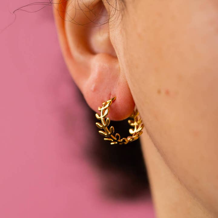 Mit Gold gefüllte Hoops mit Blättern für den Großhandel von Lucent Studios Ltd