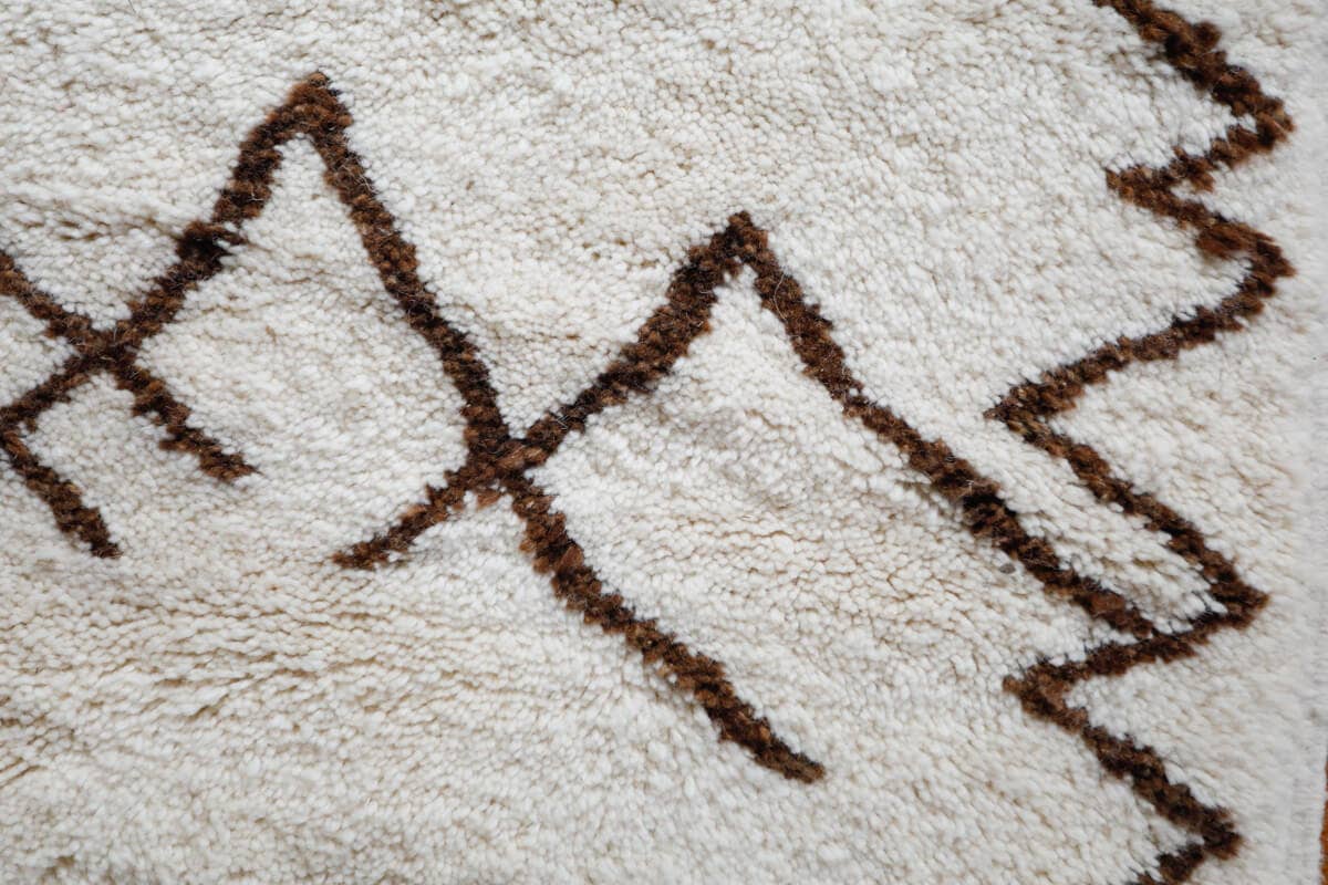 Ouive - Vendita all'ingrosso Tappeto - Tappeto berbero marocchino bianco "Symbol" con simboli tribali marroni8