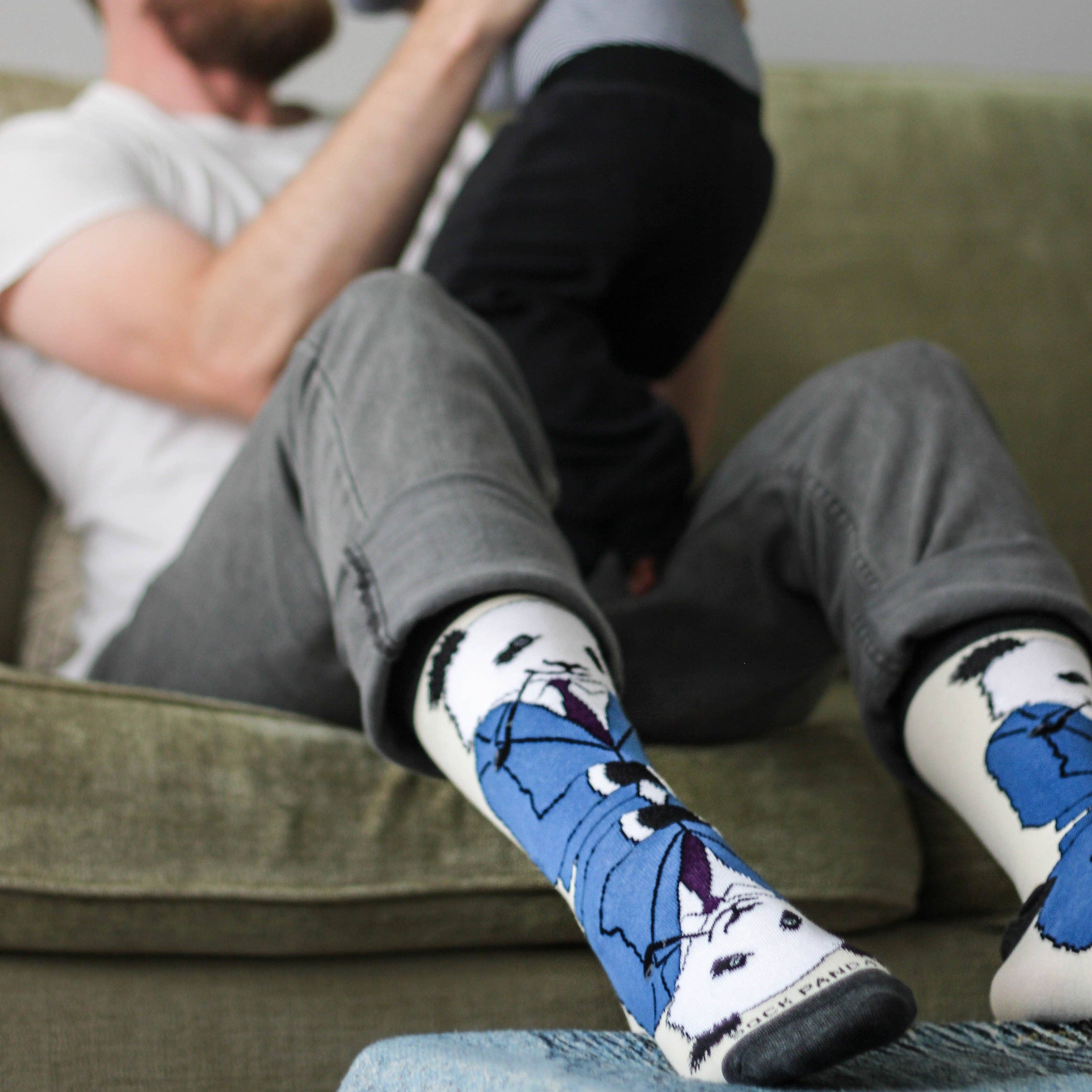 Sock Panda – Großhandel Socken - Unisex – Würdiger nachdenklicher Panda, der Anzugsocken trägt (Erwachsene Groß - Herrenschuhgrößen 42-46)1