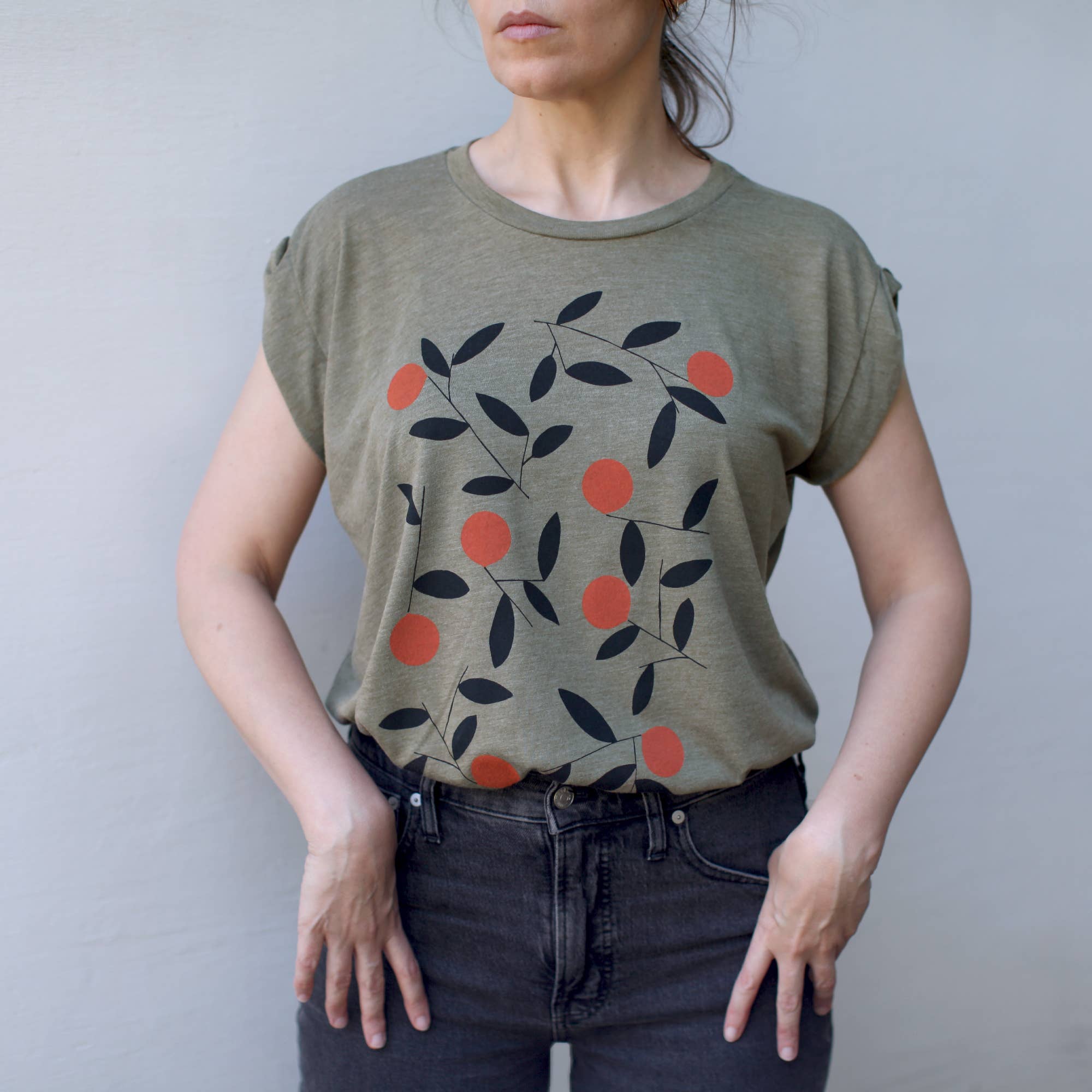 Blackbird Supply Co. – Großhandel T-Shirt mit Siebdruck – Damen – Muscle-T-Shirt für Damen mit gerollter Manschette und Orangenmuster von Citrus Season4
