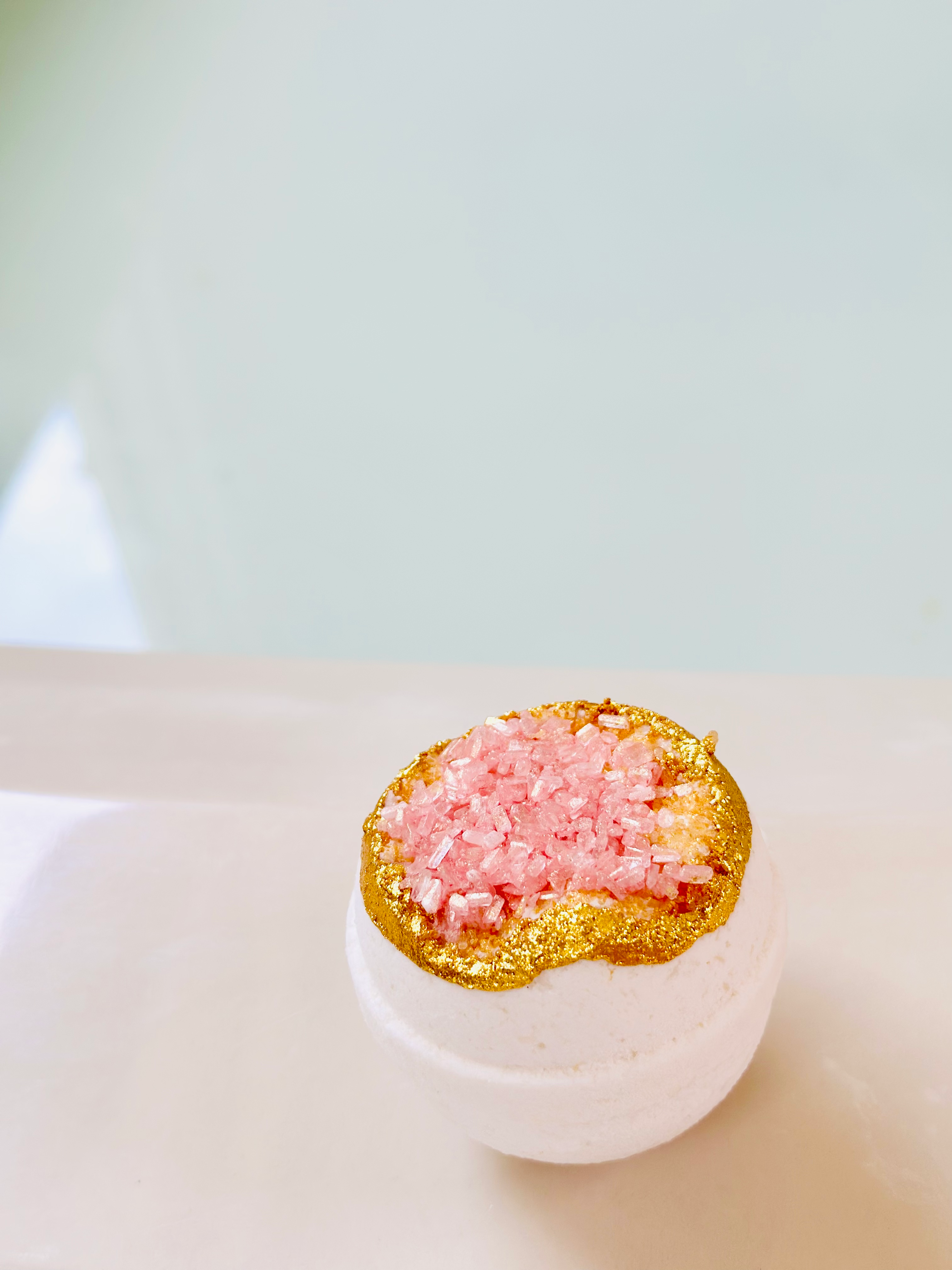 Salt & Sage Apothecary - Wholesale Bruisbal/schuim - Goddess Flowers Geode Badbom 3