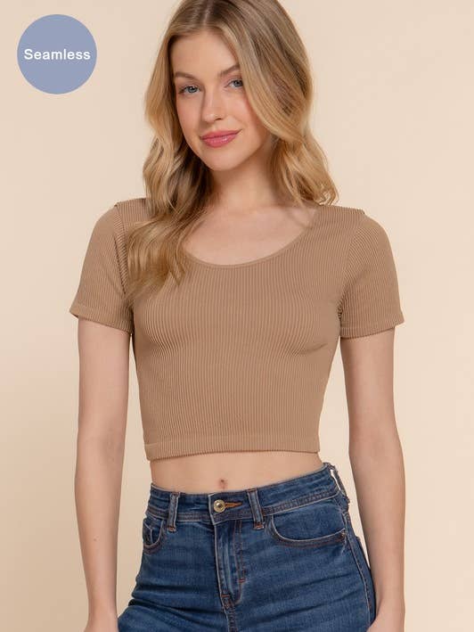 Top corto senza cuciture a costine con dettaglio incrociato sul retro per la vendita all'ingrosso da parte di Active Basic | Active USA