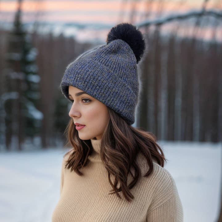 Gorro con pompones de piel sintética con lentejuelas, color azul marino para venta al por mayor de Black Ginger