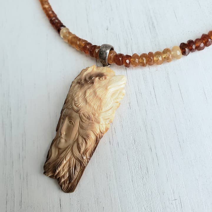 Divine Dragon Designs - Vendita all'ingrosso Collana con ciondolo/pendaglio - Collana di perline OOAK - Sciamano e lupo - Granato essonite