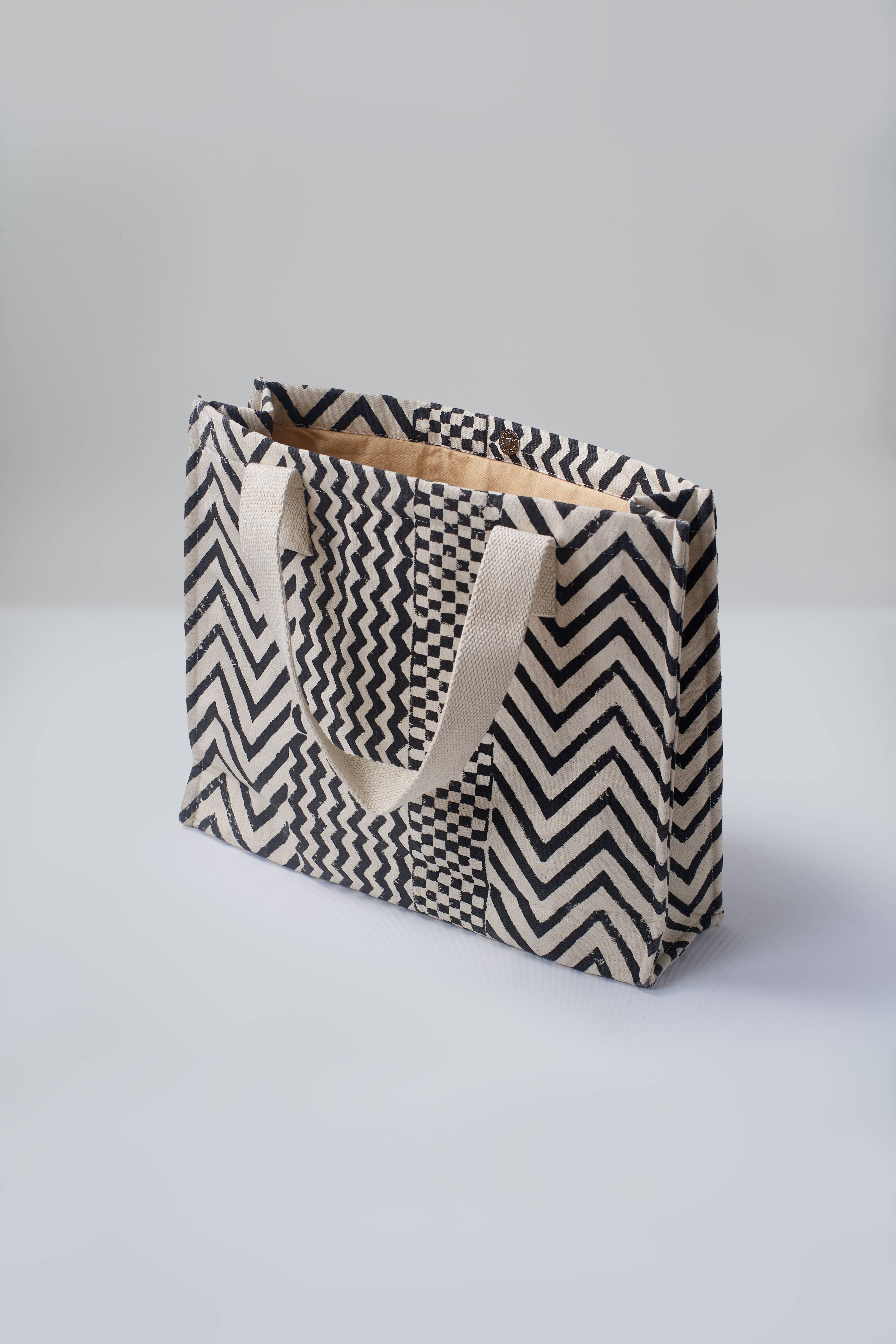 Atolia Designs – wholesale Tote bag – Women's – Monochrome Fringe Tote Bag2