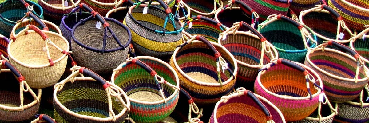 The African Home Goods - Wholesale Mand - Extra grote Bolga-marktmand (kleuren variëren) B: 41-46 cm H: 25-36 cm, 1 stuk1