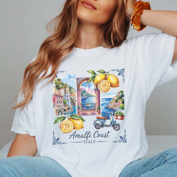 Maglietta a colori comfort con scene della Costiera Amalfitana, Italia per la vendita all'ingrosso da parte di Limeberry Designs
