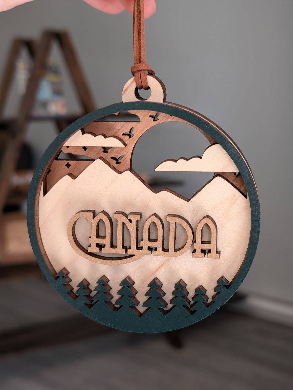 Foxwood Gifts Canada - Venta al por mayor Adornos - Adorno de Madera 3D de Canadá - Montañas en Capas Souvenir de Navidad2