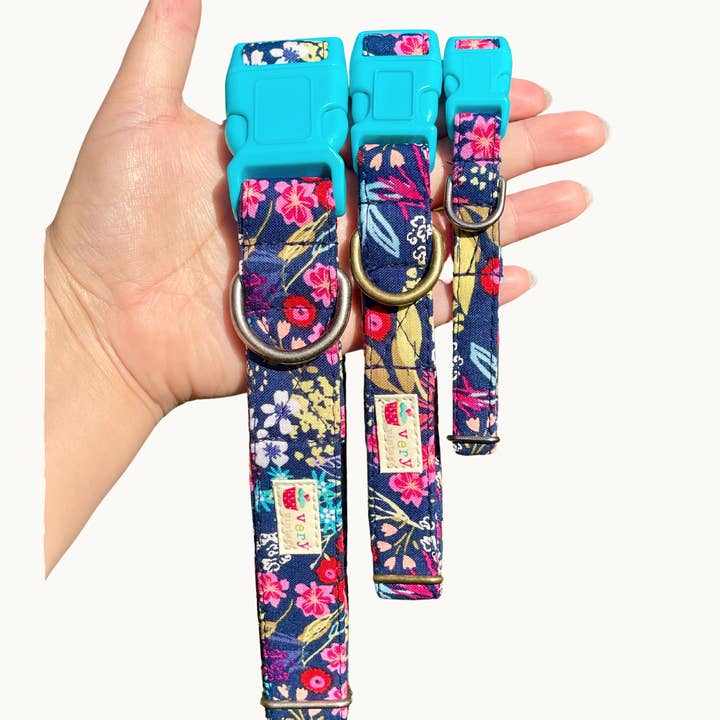 Collier pour chien Wildflower Imprimé floral coloré Fait main aux États-Unis pour la vente par Very Vintage Designs