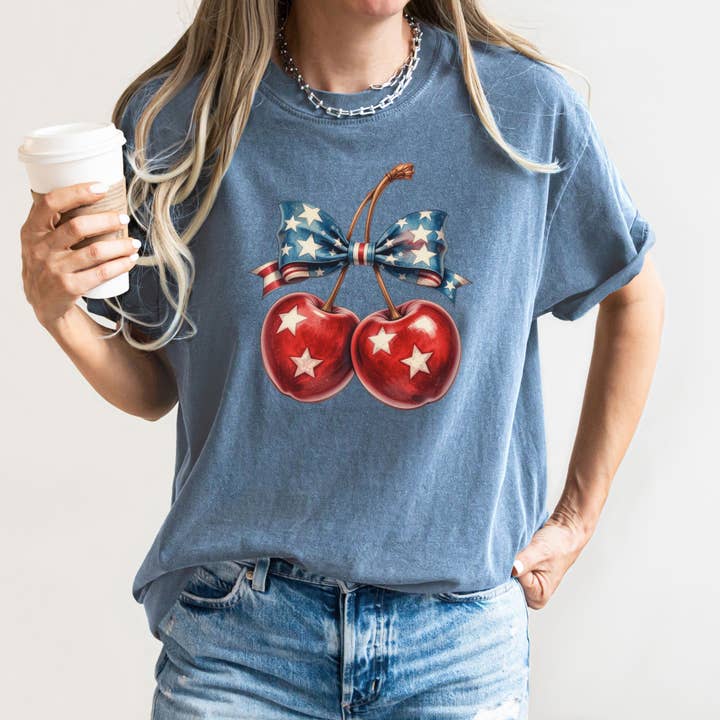 Retro Cherry, 4 juli, USA, Amerikansk patriotisk t-shirt för wholesale av Refinery Number One LLC