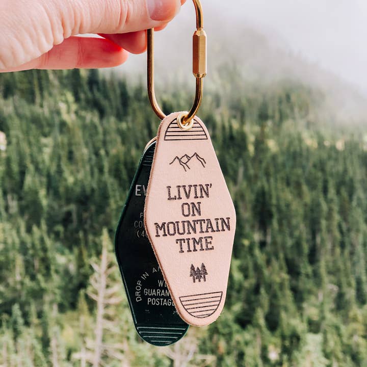 Freshwater Curated Goods - Wholesale Sleutelhanger - Uniseks - Livin' On Mountain Time Hotel sleutelhanger2