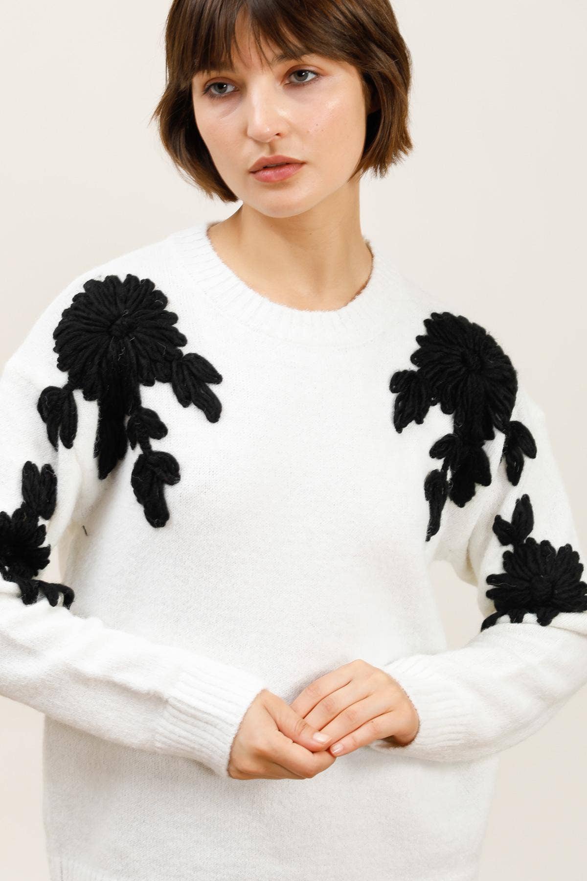 DIX-ONZE - Vendita all'ingrosso Maglione tricot - Donna - Maglione Morbido con Fiori Ricamati – Dettaglio in Rilievo0