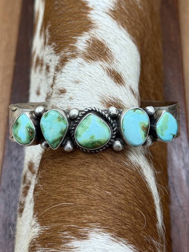 Bracelet manchette en argent sterling fait main par des Navajos natifs avec turquoise Sonoran Gold. pour la vente par Native City Jewelry