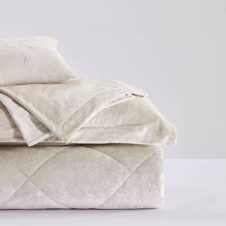 Olliix - Wholesale Bedding Set - Velvet Quilted Diamond Comforter Set, Champagne14