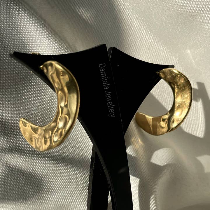 Les créoles en acier doré texturé « Makeda » pour la vente par Damilola Jewellery