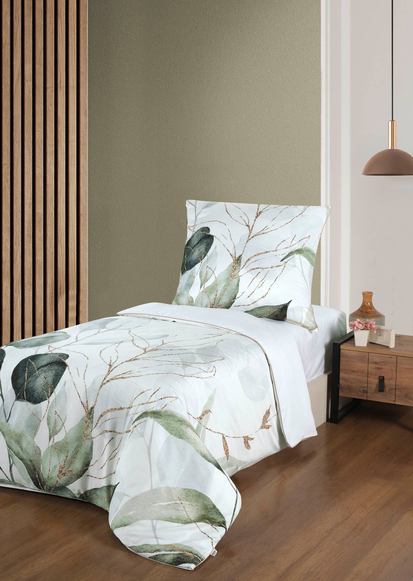 Aymando Home – wholesale Sängkläder – Deluxe bäddset i 100 % bomulls Mako satin, bladmönster i olivgrönt1