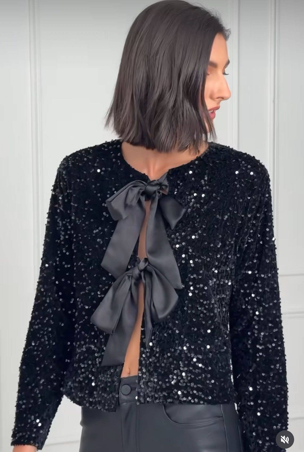 LORIANE – Engroshandel Skjorte med buttondown – til kvinder – LORIANE glitrende fløjlsbluse med sløjfer, model 64019