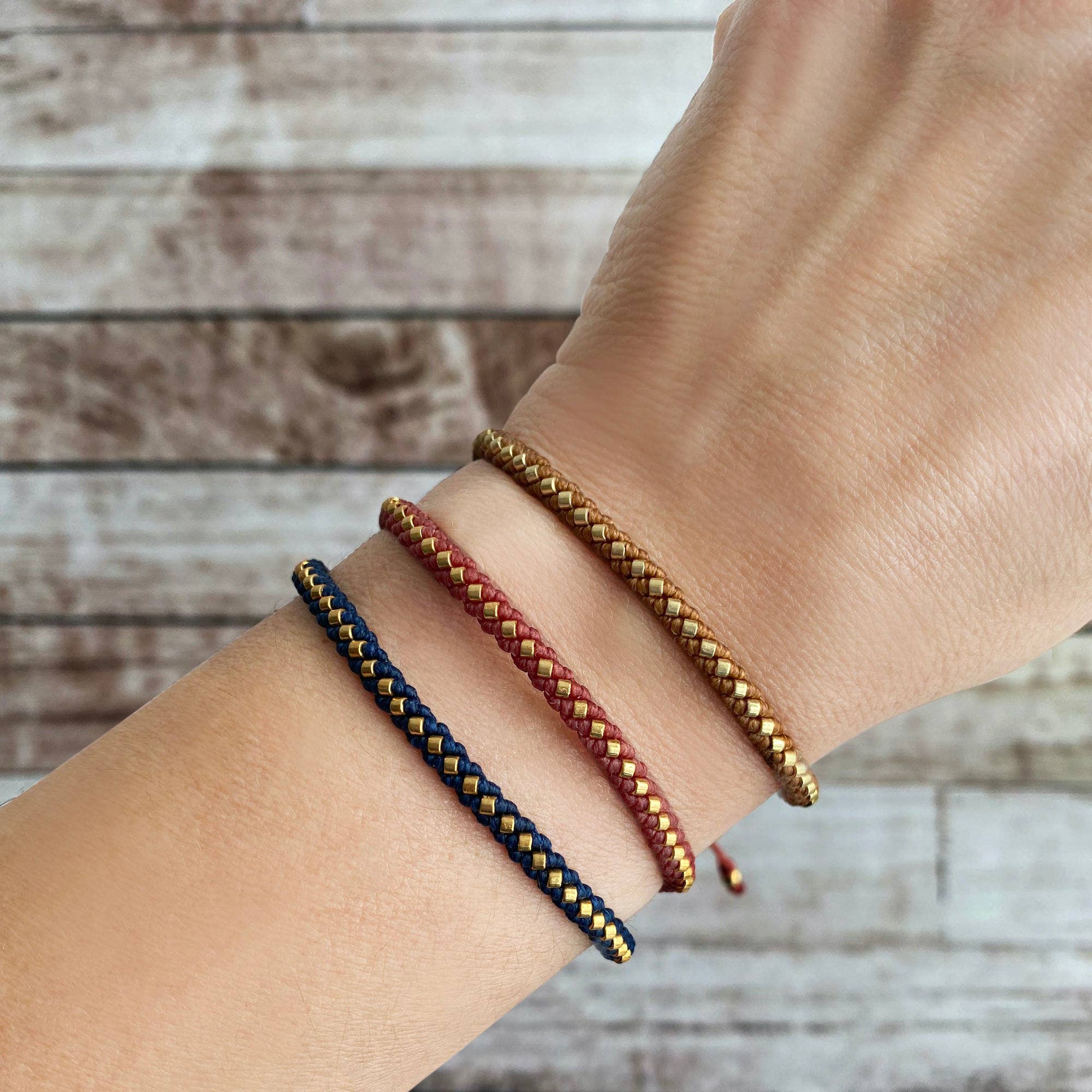 Makarla - Handmade Colombian Jewelry - Venta al por mayor Pulsera de cuentas - Pulsera fina de macramé con cuentas Rows | Ajustable e impermeable1