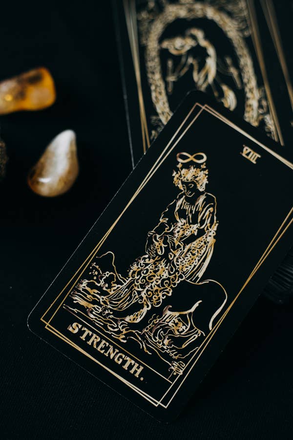 LA MUCI DESIGN - Venta al por mayor Cartas del tarot - Baraja de tarot Âme – cartas de tarot lujosas en negro y dorado3