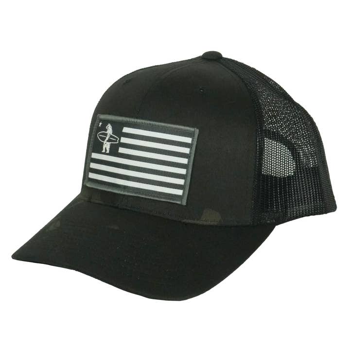 Everyday California - Venta al por mayor Gorra trucker - Unisex - Gorra Liberty Snapback - Oso Surfista de California con Bandera Americana1