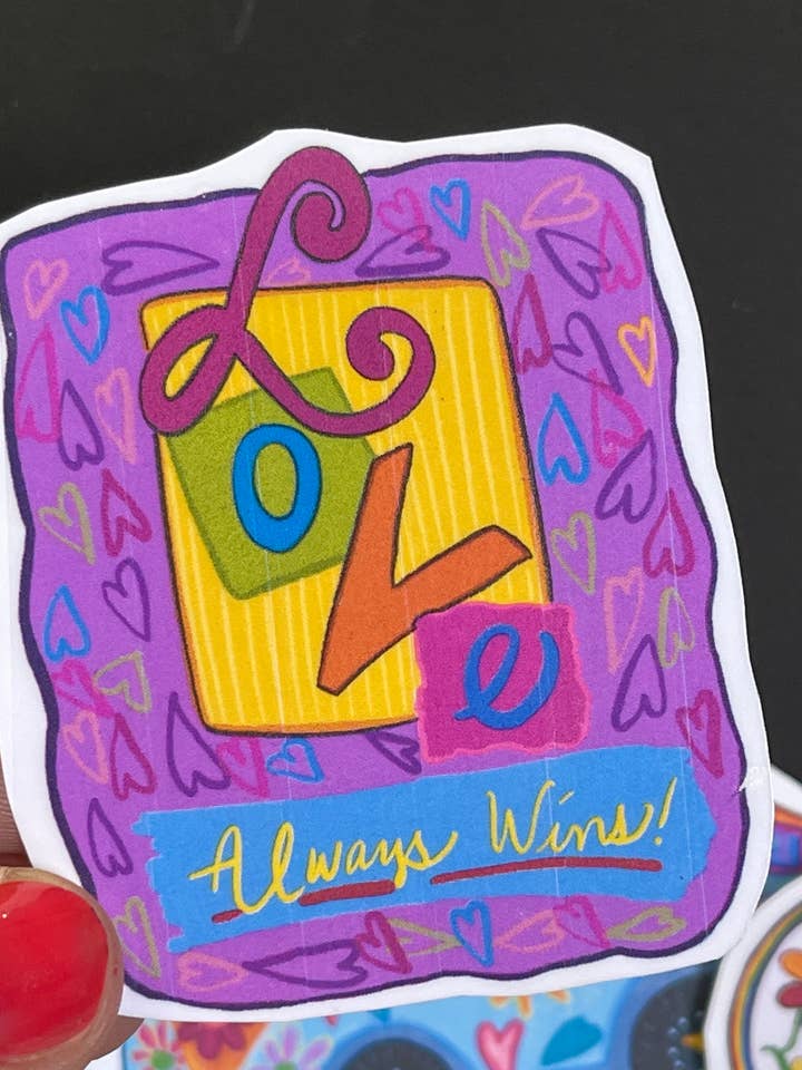 Autocollant en vinyle laminé Love Always Wins pour intérieur pour la vente par My Groovy Art Shop
