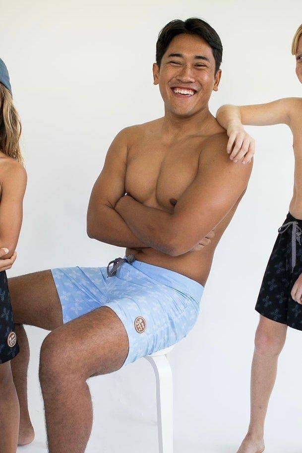 Hellblaues Brotfrucht-Bandana Townshort Boardshorts aus hellblauem Breadfruit Bandana für Herren für den Großhandel auf Faire2