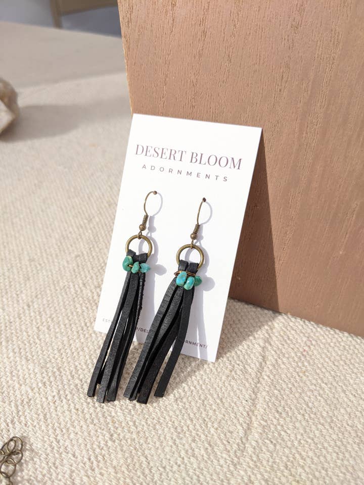 Schwarze Leder-Fransenohrringe aus echtem Türkis für den Großhandel von Desert Bloom Adornment