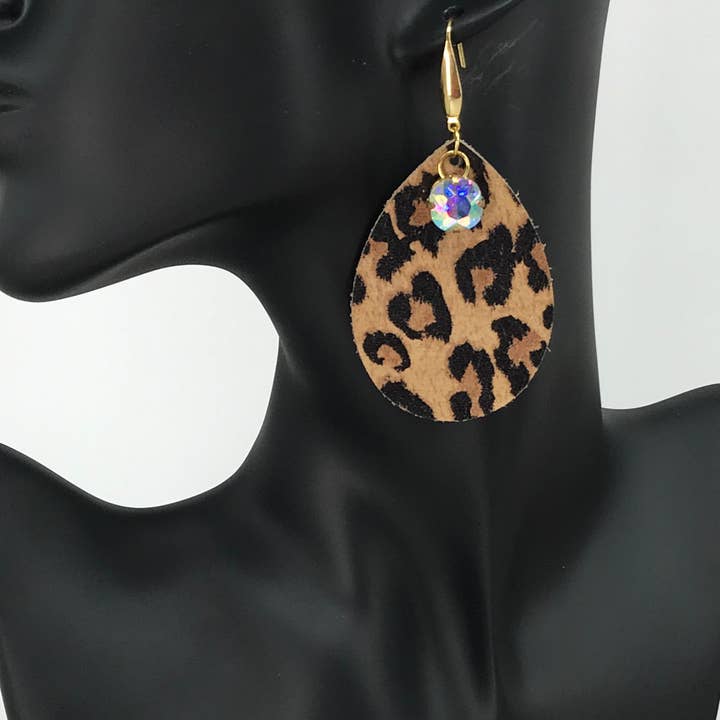 Magnolia & Peach Jewelry Boutique, LLC - Vente Boucles d'oreilles pendantes - Boucles d'oreilles en cuir de guépard et strass - E19-45531