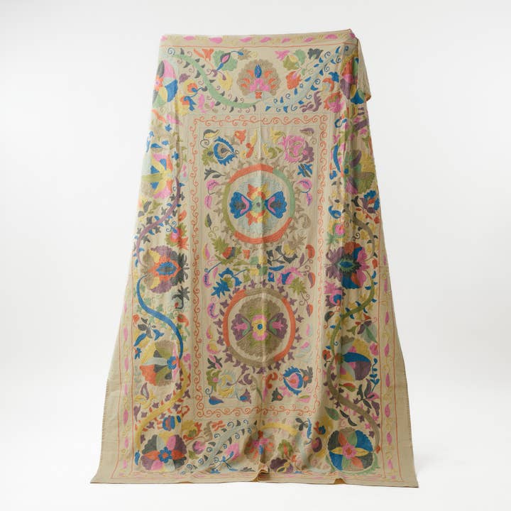 Handgeborduurde Suzani-bedsprei voor wholesale door Nest Factory