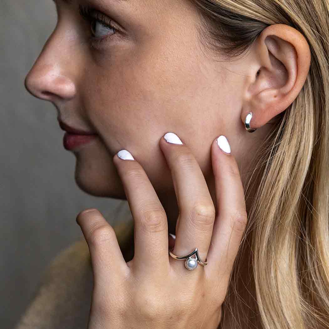 Nina Designs – wholesale Cocktail/Statement Ring – Sterling Silver Chevron Ring med Pärla1