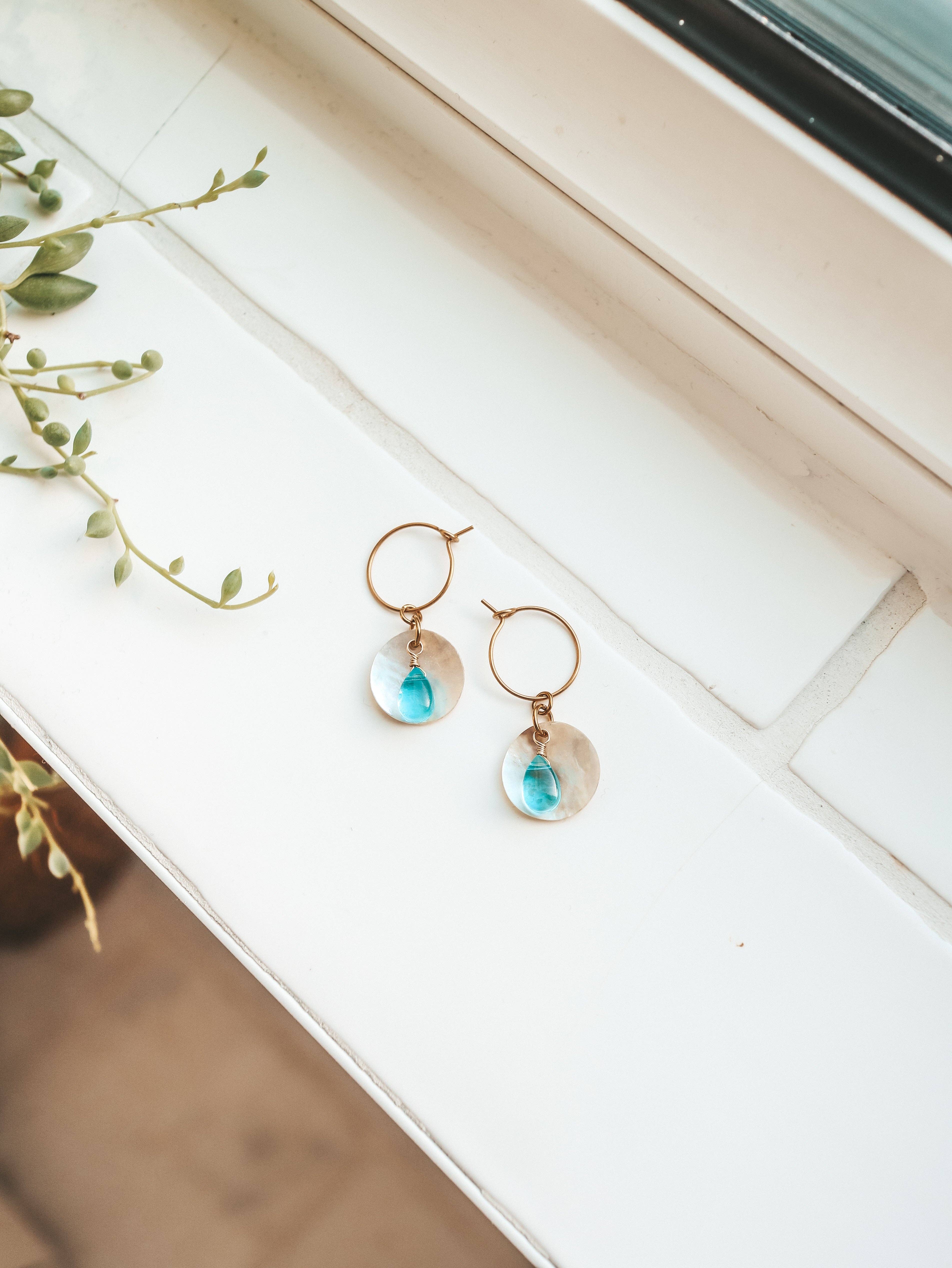 Bali Soul – wholesale Hängande örhängen – Ocean Breeze Akoya-halsbandskal med glasdroppörhängen i ring1