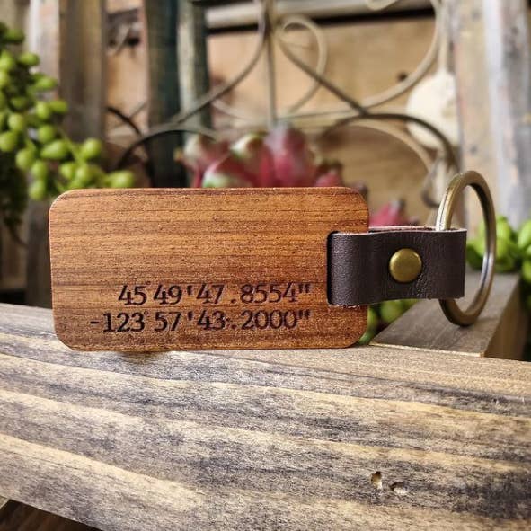 Porte-clés en bois et cuir « Coordonnées GPS » - personnalisable pour la vente par Mad River