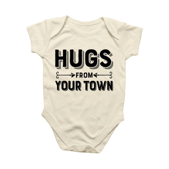 Personalisierter City-Babybody, Hugs Name Drop Design für den Großhandel von Rock Scissor Paper