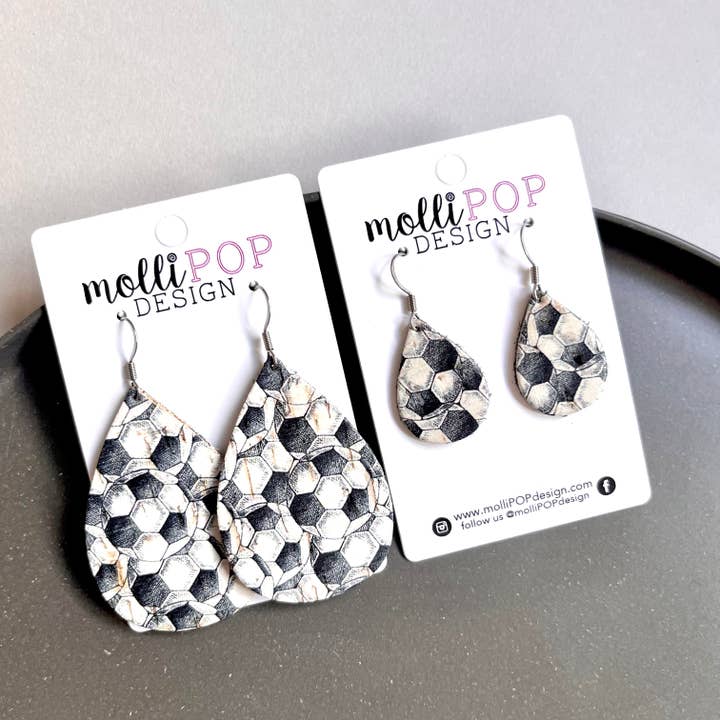 Orecchini a goccia in sughero con pallone da calcio per la vendita all'ingrosso da parte di molliPOP Design