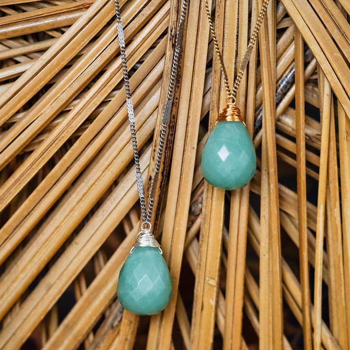 Bella Vita Jewelry - Venta al por mayor Collares con colgantes/abalorios - Collar en forma de gota con piedras naturales de Zara | Aventurina verde